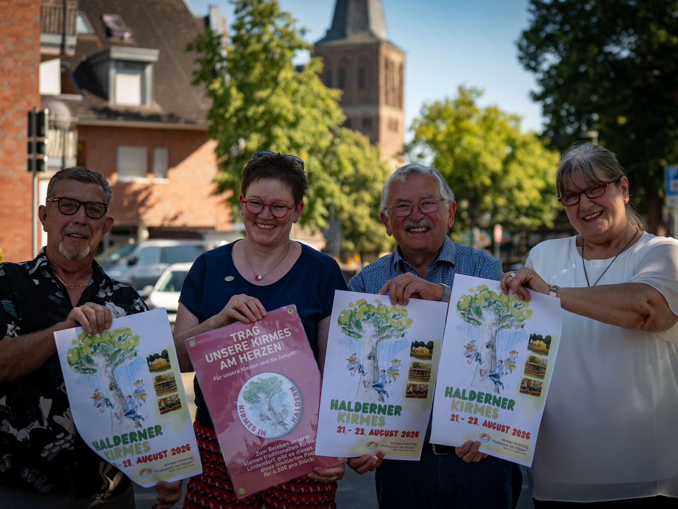 "Orga-Team der Halderner Kirmes lächelt in die Kamera, erwartungsvoll auf Besucher, NN-Foto von Gerhard Seybert"