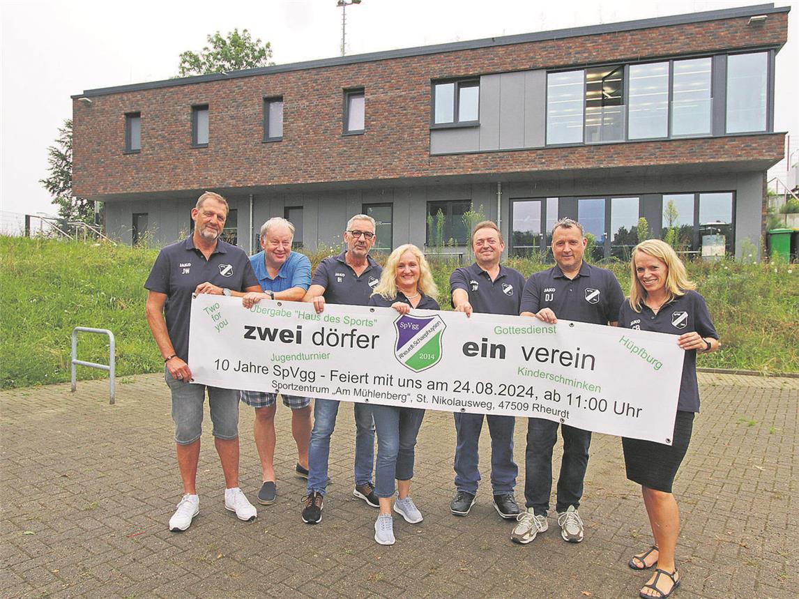 Das Orga-Team der Jubiläumsfeier vor dem „Haus des Sports“: (v. l.) Jürgen Wienes, Jo Rüter, Ingo Härtlein, Andrea Behrendt, Hans-Josef Willems, Dirk Jolitz, Carina Bull. NN-Fotos: Theo Leie