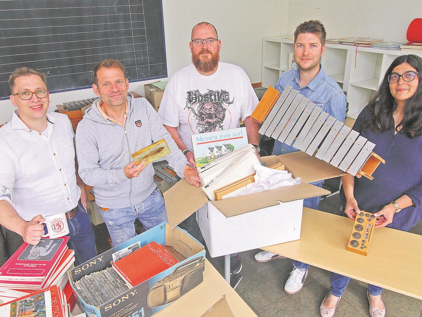 „Spee adé“: Gymnasium
schließt bald seine Türen Das Orga-Team für das Schulfest: (v. l) Dennis Richter, Philipp Oerding, Stefan van Wickern, Martin Külkens und Stephanie Weidemann.Fotos: Theo Leie