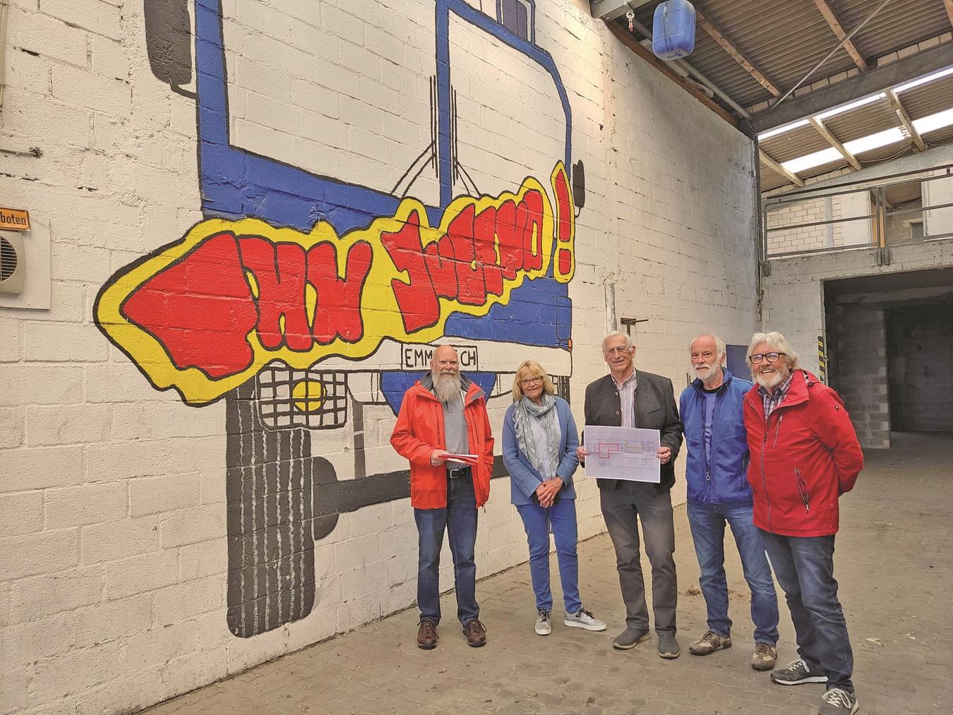 Das „Orga-Team Ukraine“ in der ehemaligen Halle des THW (v. l.): Ralf Oostendorp, Sigrid Kuzcnierz, Elmar Kleba, Günter Konrad und Botho Brouwer. NN-Foto: Katja Beitz