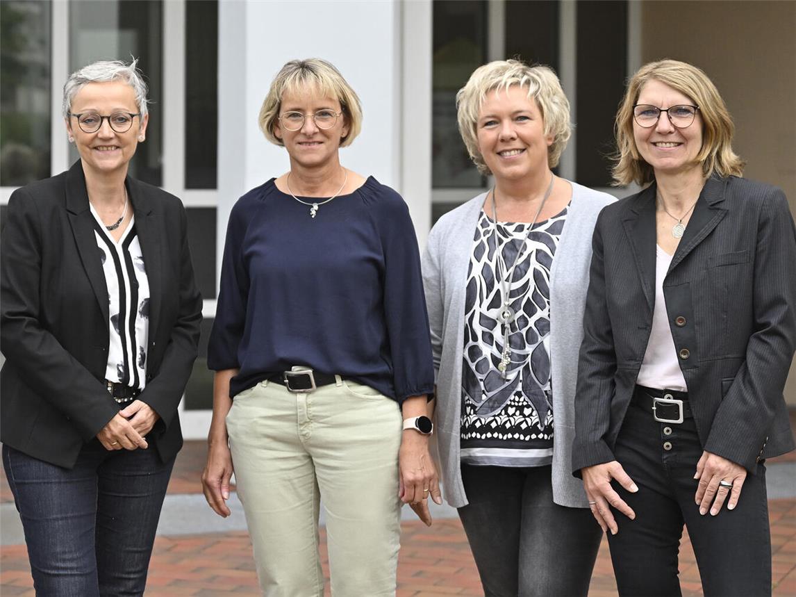 Das Organisations-Team der Kalkarer Seminare (von links): Andrea Huisman (Leitung der Bildungsakademie für Gesundheitsberufe), Margit Wolhorn (Pflegedienstleiterin St. Nikolaus-Hospital Kalkar) Heike Kießler (Verwaltung), Anette Thönnißen (Leitung Sekretariat der Bildungsakademie für Gesundheitsberufe).Foto: KKLE/Thomas Momsen