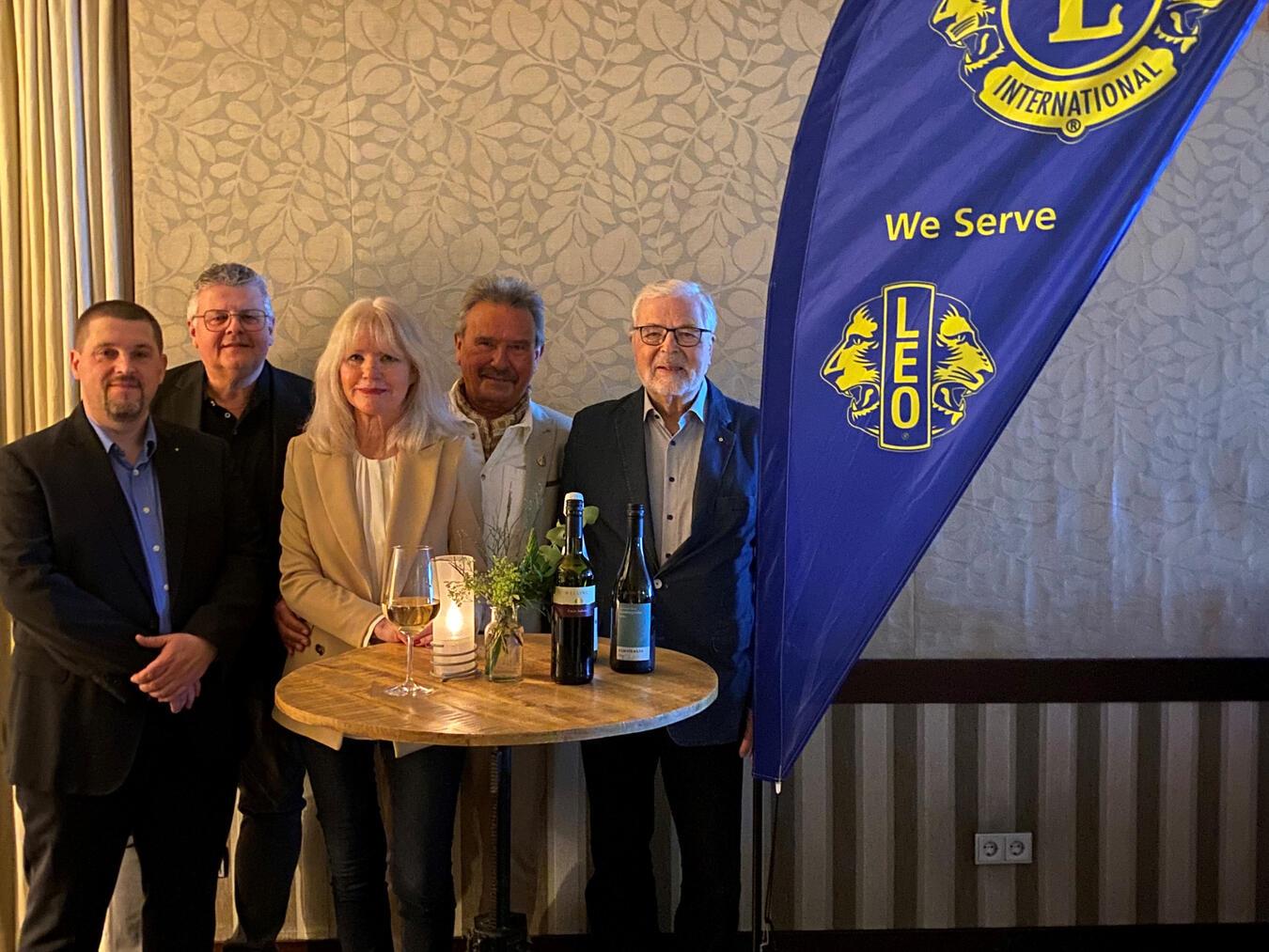 Lions Kamp-Lintfort/Rheinberg laden zur Weinmesse Das Organisationsteam der Lions: (v.l.n.r.): Präsident Markus Schommer, Torsten Schnutz, Petra Böhmer, Christian Frick und Jochen Eichenauer. Foto: Lions