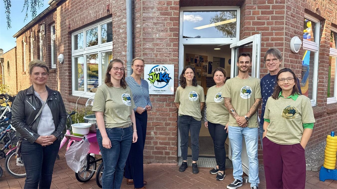 Das pädagogische Mitarbeiter-Team der Stadt Kalkar und der Evangelischen Kirchengemeinde mit Bürgermeisterin Alexandra Schacky und Pfarrer Thomas Hagen. NN-Foto: SP