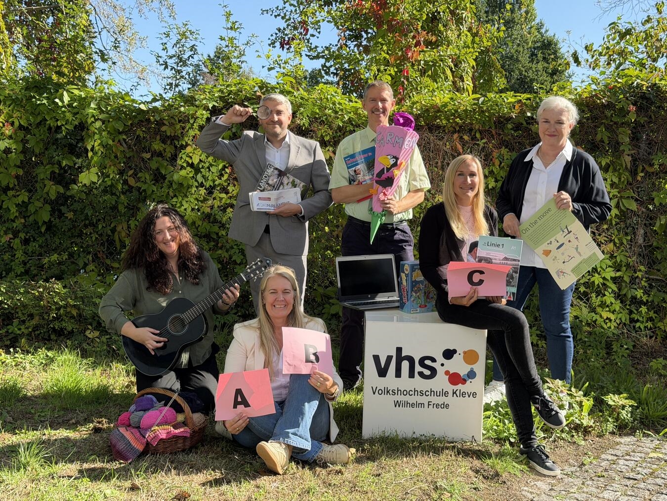 "Pädagogisches Team der VHS Kleve: Aija Samina-Edelhoff, Melanie Dekker, Julian Krause, Alf-Thorsten Hausmann, Karla Erdmann, Monika Rycken"