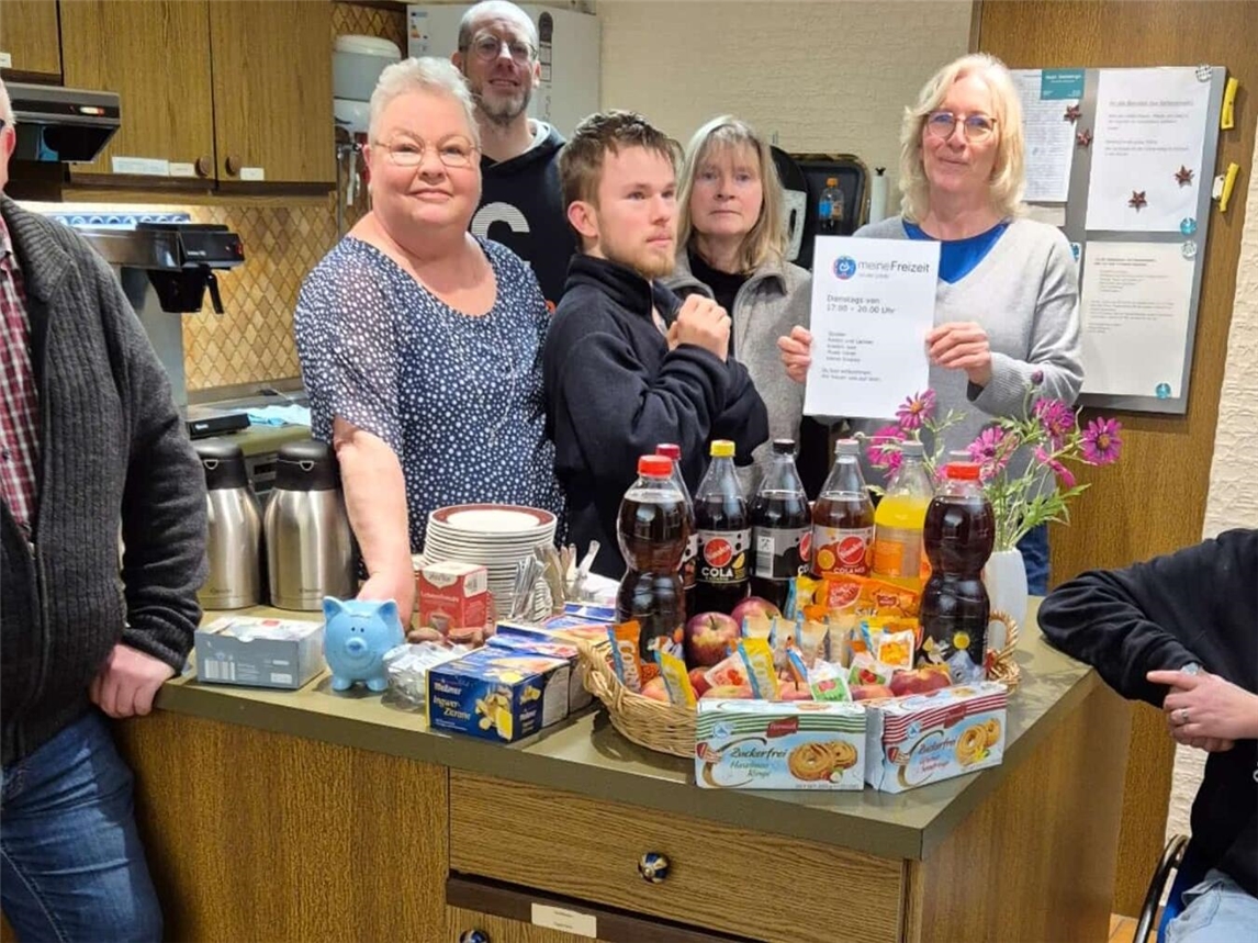 Das Plauschkaffee heißt den Offenen Treff mit einem Geschenkkorb willkommen. Foto: LHUN