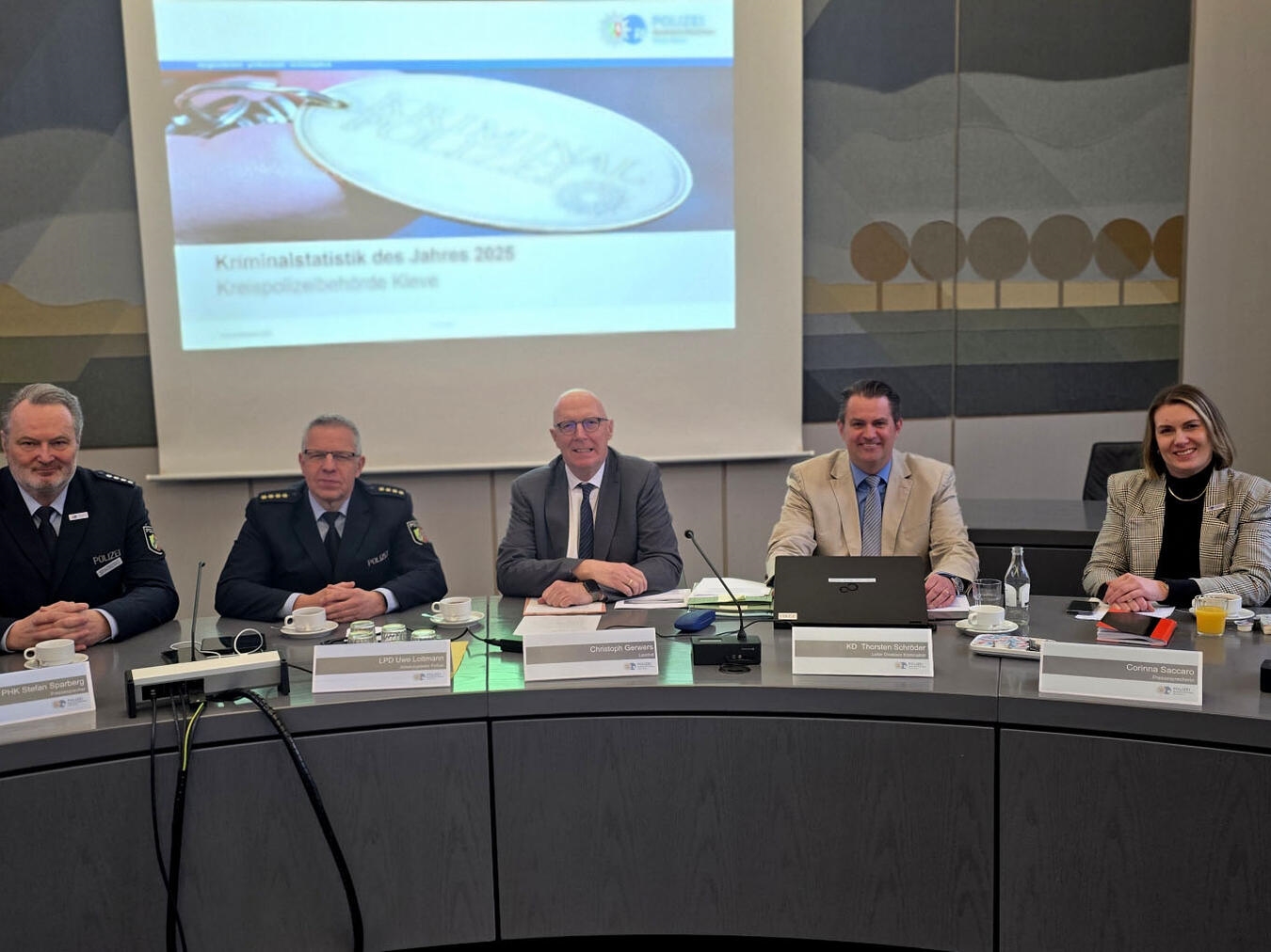 Das Podium bei der Vorstellung der Kriminalstatistik (v.l.): Pressesprecher Stefan Sparberg, Polizeidirektor Uwe Lottmann, Landrat Christoph Gerwers, Thorsten Schröder (Leiter der Direktion Kriminalität) und Pressesprecherin Corinna Saccaro. NN-Foto: HF