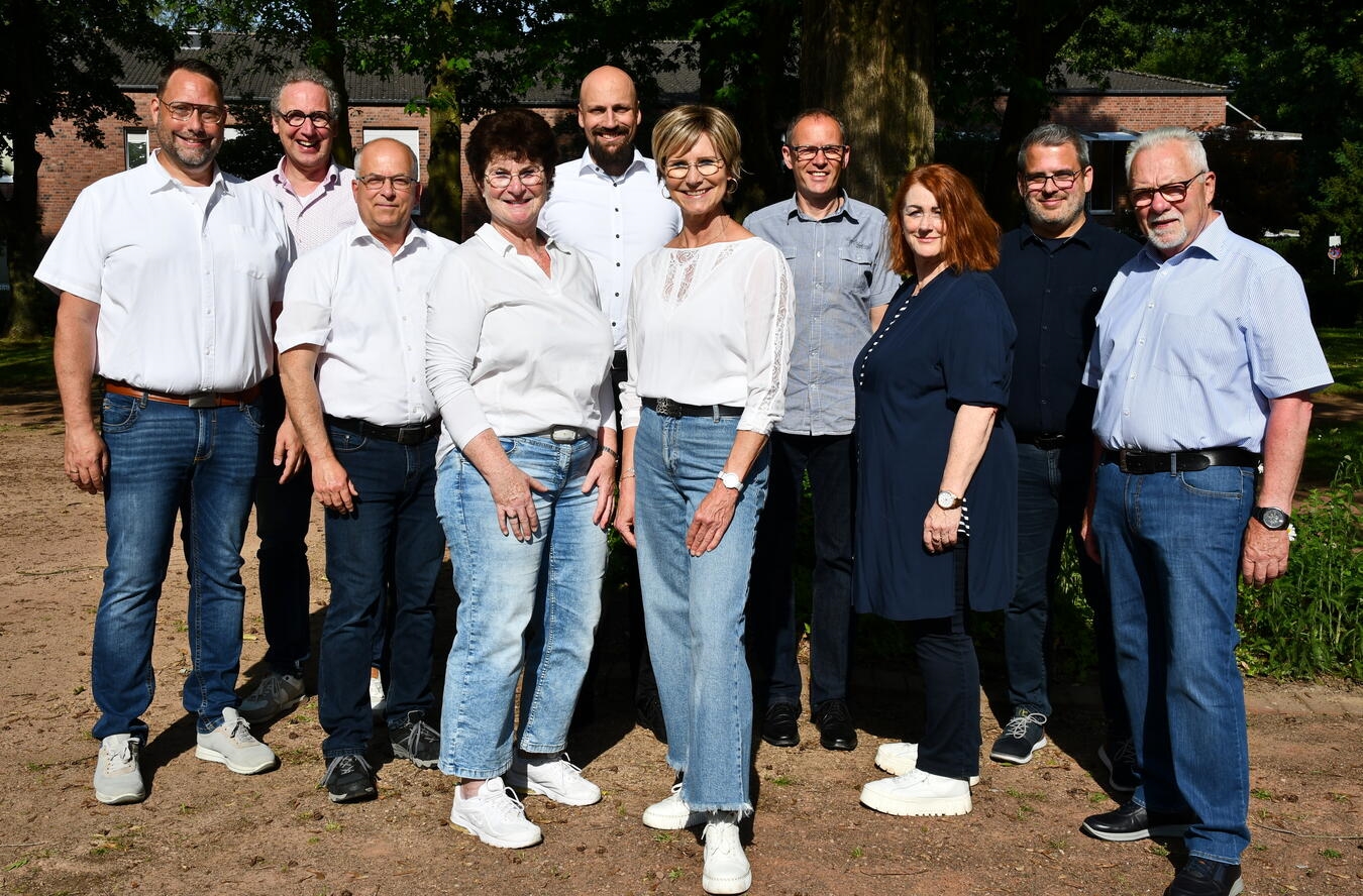 "Präsidium der Geselligen Vereine bei Kirmes: Präsident Christian Mülders, Festkettenträgerin Dorothe Ophey & Team, fröhliche Stimmung"