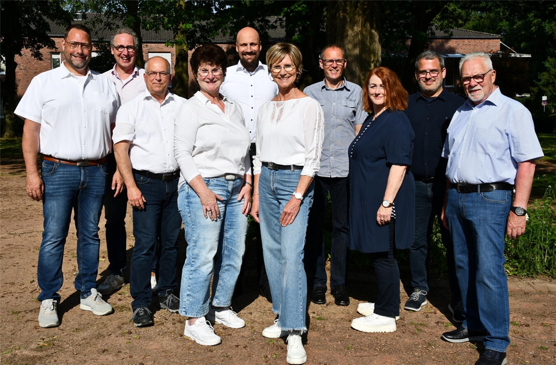 "Präsidium der Geselligen Vereine bei Kirmes: Präsident Christian Mülders, Festkettenträgerin Dorothe Ophey & Team, fröhliche Stimmung"