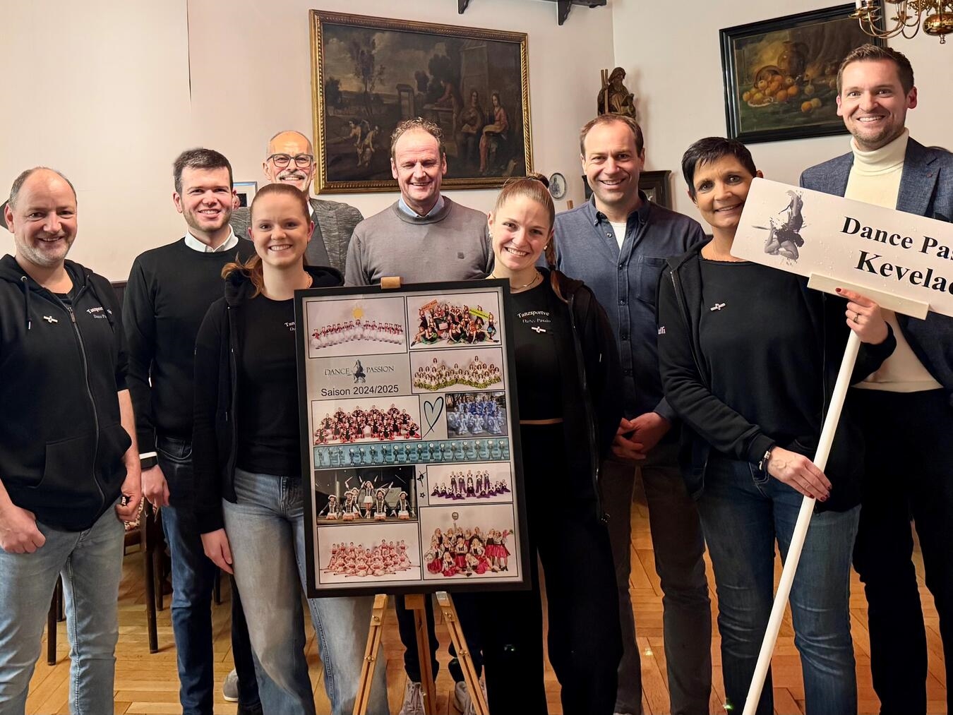 Das Präsidium der Geselligen Vereine von Kevelaer sowie Vertreter des Vereins „Dance Passion“: (v. l.) Thomas Saborowski, Tobias Aymanns, Tamara Linßen, Marcus Plümpe, Jürgen Peters, Julia (Jush) Saborowski, Tobias Schülpen, Steffi Otten und Dominik Lemken. Foto: Gesellige Vereine Kevelaer
