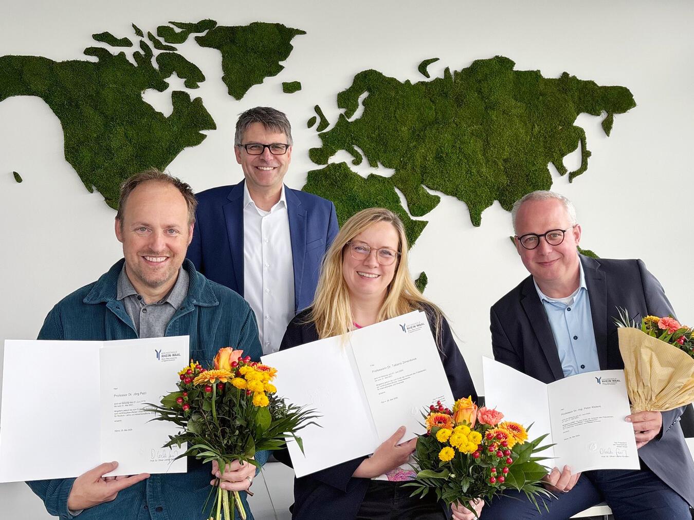 Das Präsidium der Hochschule Rhein-Waal (v.l.): Prof. Dr. Jörg Petri, Vizepräsident für Studium und Lehre, Präsident Prof. Dr. Oliver Locker-Grütjen, Prof. Dr. habil. Tatiana Zimenkova, Vizepräsidentin für Internationales und Diversität sowie Prof. Dr.-Ing. Peter Kisters, Vizepräsident für Forschung, Innovation und Wissenstransfer. Foto: HSRW/André Ruckriegel