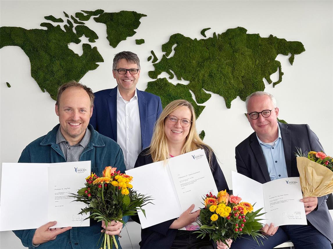 Das Präsidium der Hochschule Rhein-Waal (v.l.): Prof. Dr. Jörg Petri, Vizepräsident für Studium und Lehre, Präsident Prof. Dr. Oliver Locker-Grütjen, Prof. Dr. habil. Tatiana Zimenkova, Vizepräsidentin für Internationales und Diversität sowie Prof. Dr.-Ing. Peter Kisters, Vizepräsident für Forschung, Innovation und Wissenstransfer. Foto: HSRW/André Ruckriegel