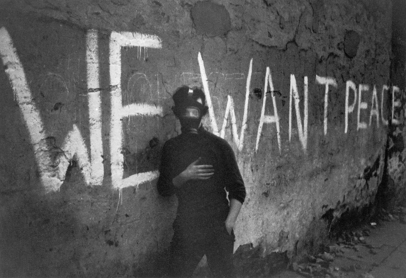 "Pressefoto 1969 von Hanns-Jörg Anders, zeigt emotionale Szene, symbolisiert Zeitgeist, ikonisch für Geschichtsbewusste."