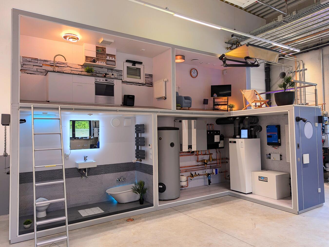 Das Programmieren eines „Smart-Homes“ wird an einem Modellhaus geübt.