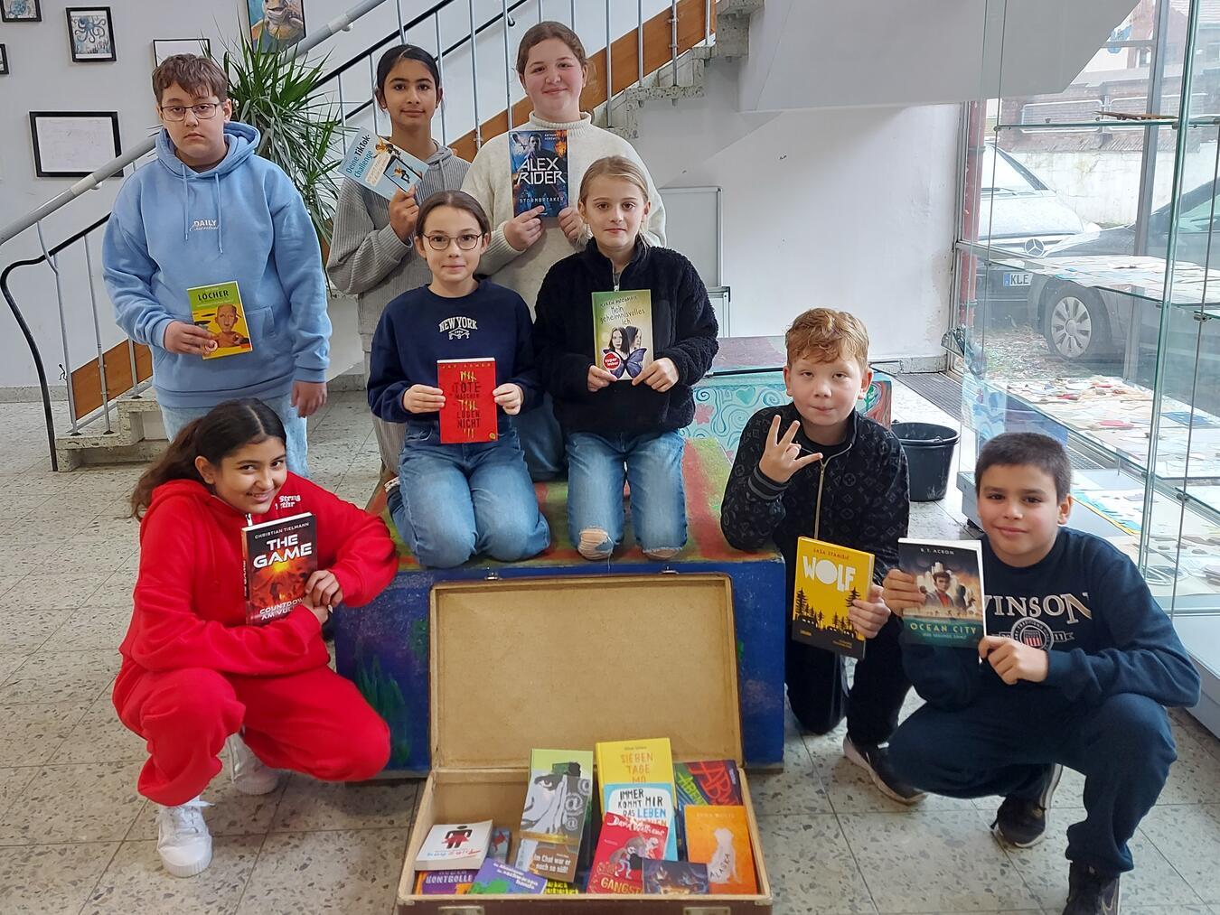 Das Projekt Bücherkoffer ist in enger Zusammenarbeit mit der Stiftung „Träumen lohnt sich“ des Fußball-Nationalspielers Robin Gosens entstanden. Foto: Joseph Beuys Gesamtschule
