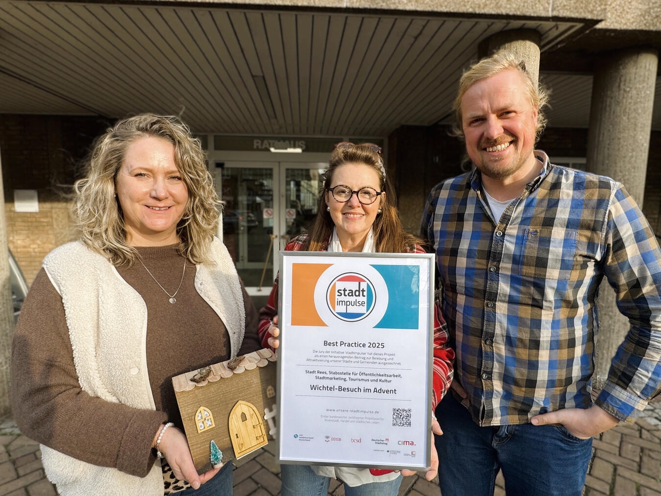 Das Projekt „Wichtel-Besuch im Advent“ von Annette Kook, Sandra Kimm-Hamacher und Ole Engfeld (v. li.) gehört zum bundesweiten Best-Practice-Beispiel von „stadtimpulse“. Foto: Stadt Rees