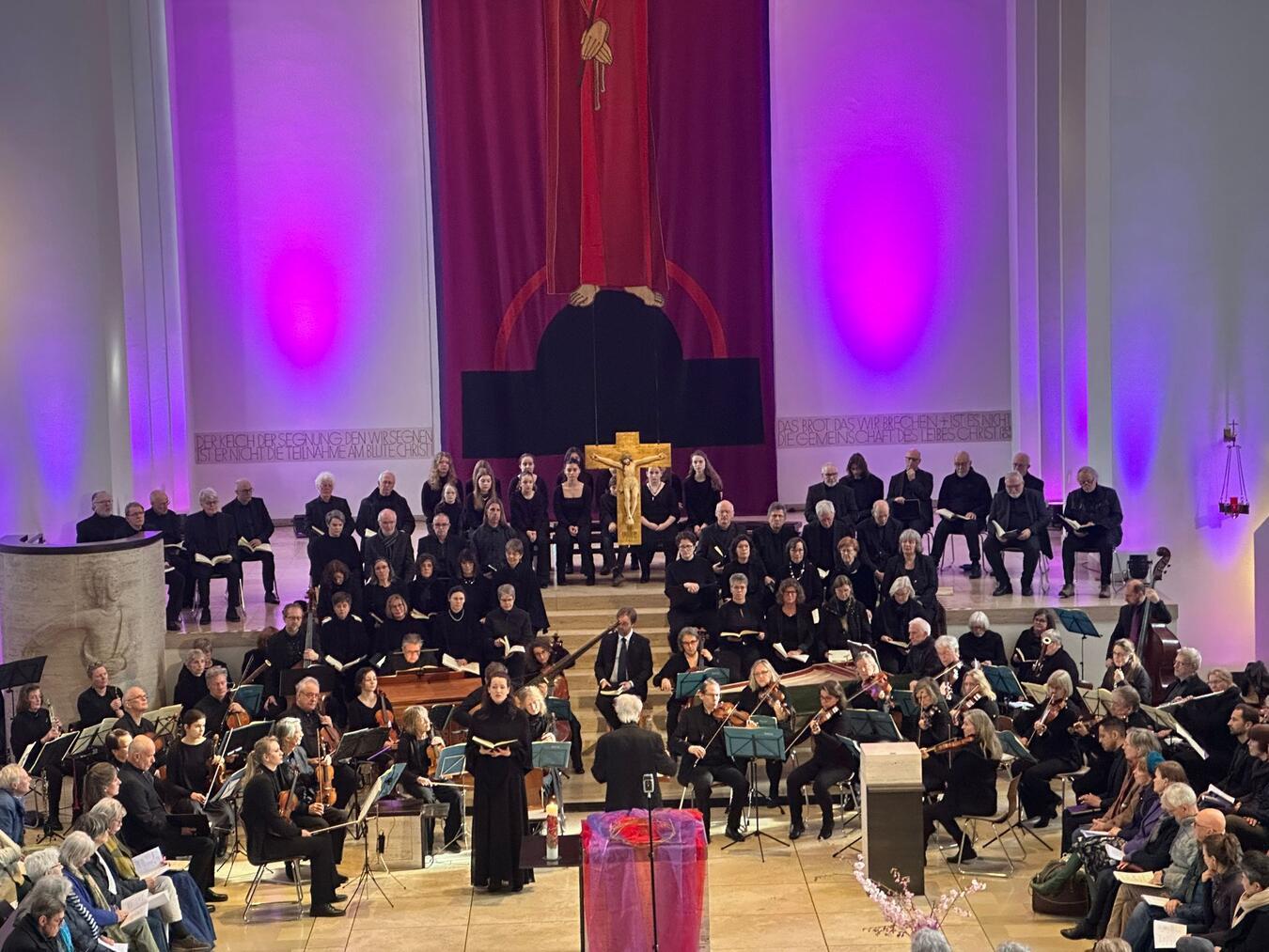 Das Publikum in der bis auf den letzten Platz besetzen großen Willibrordkirche honorierte den Auftritt mit minutenlangem Schlussapplaus. Foto: Egide Muziazia