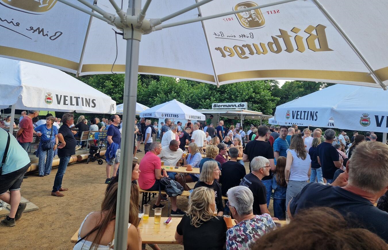 Publikum bei einem Live-Musik-Konzert mit abwechslungsreichem Programm, Foto von privater Veranstaltung