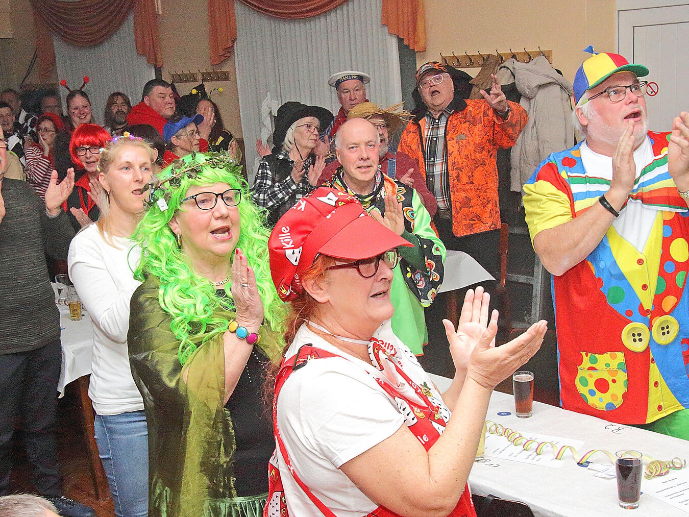 Das Publikum war wieder bunt kostümiert. NN-Foto: Theo Leie