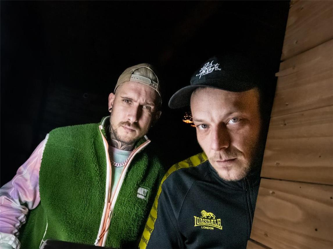 Das Rap-Duo 257ers überzeugt mit Humor und energiegeladenen Live-Shows. Nachdem ihr Auftritt in 2023 bereits für pure Eskalation sorgte, ist es dieses Jahr höchste Zeit für eine Wiederholung.Foto: Michelle Helena Janssen