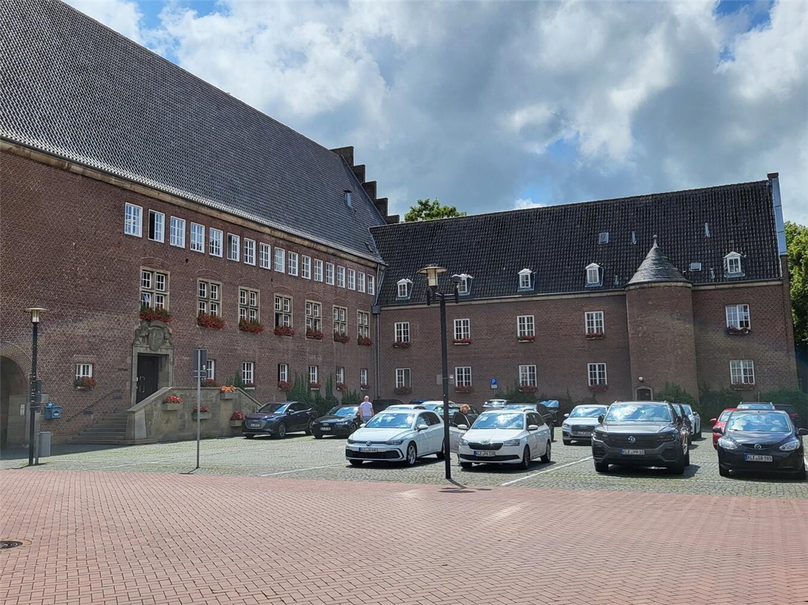 Das Rathaus der Stadt Emmerich. NN-Foto: MB