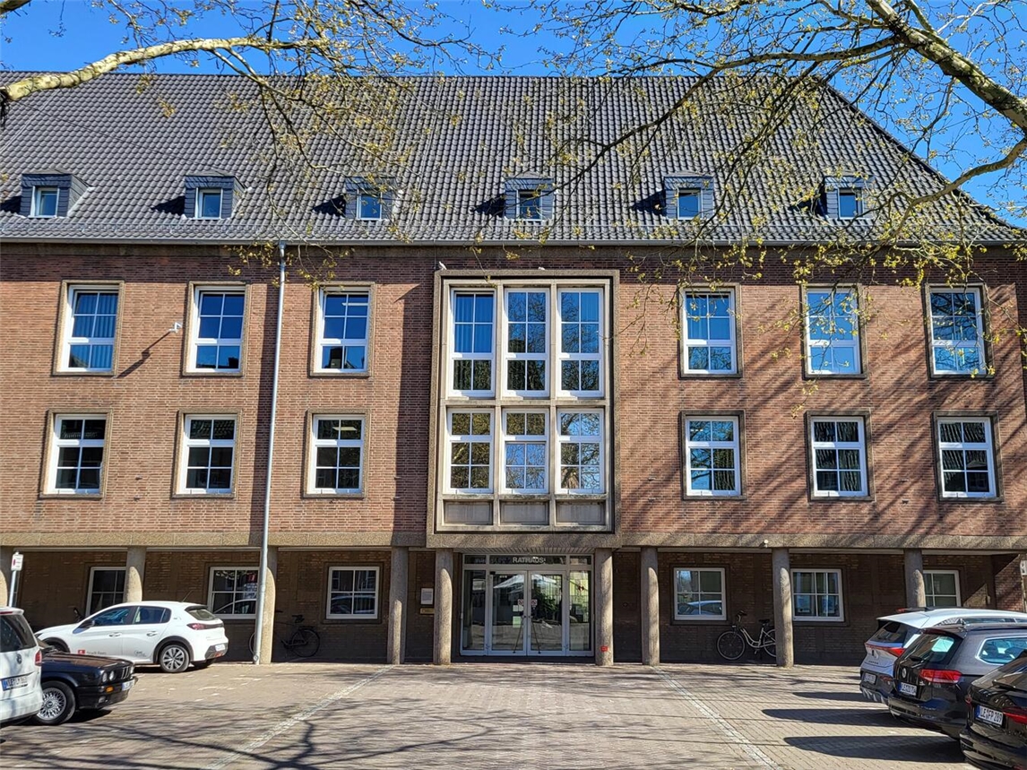 "Historisches Rathaus Rees am Rhein, Backsteinbau, blauem Himmel; Sehenswürdigkeit NRW, Tourismus"