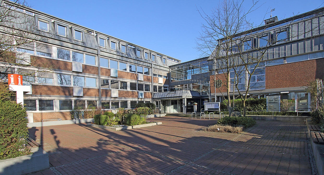 "Historisches Rathaus Straelen bei Sonnenschein, NRW Kulturerbe"