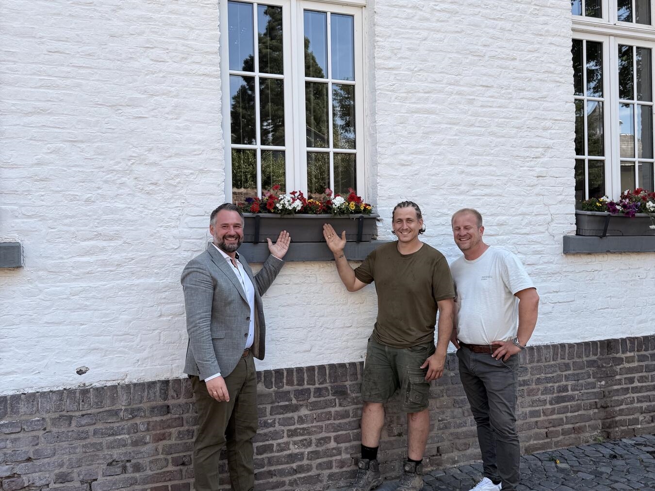 Das Rathaus wurde mit Blumenkästen verschönert. Foto: Stadt Xanten