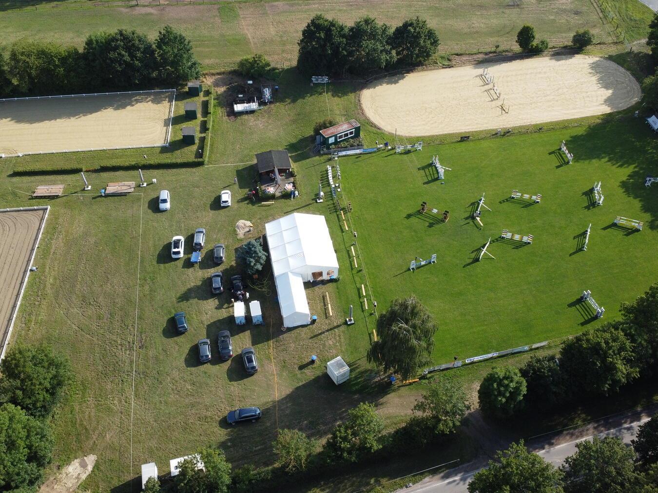 Über 600 Startplätze für die 25 Prüfungen reserviert Das Reitgeländean der Obereyller Straße aus der „Drohnenperspektive in 2023.Foto: privat