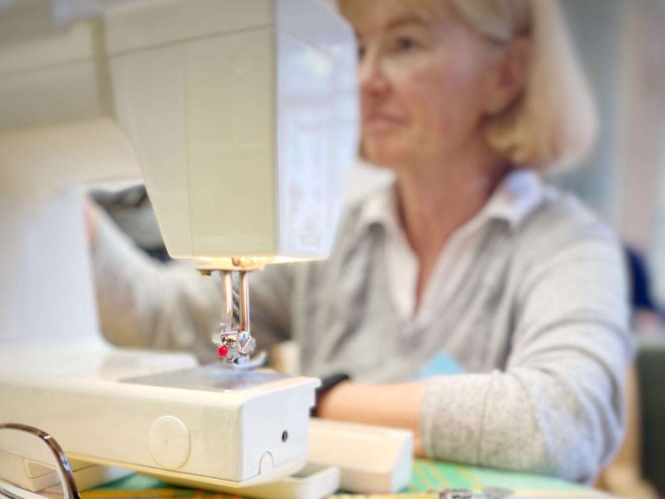 "Repaircafé Emmerich Wiedereröffnung, Menschen reparieren Geräte, nachhaltige Reparaturarbeit"