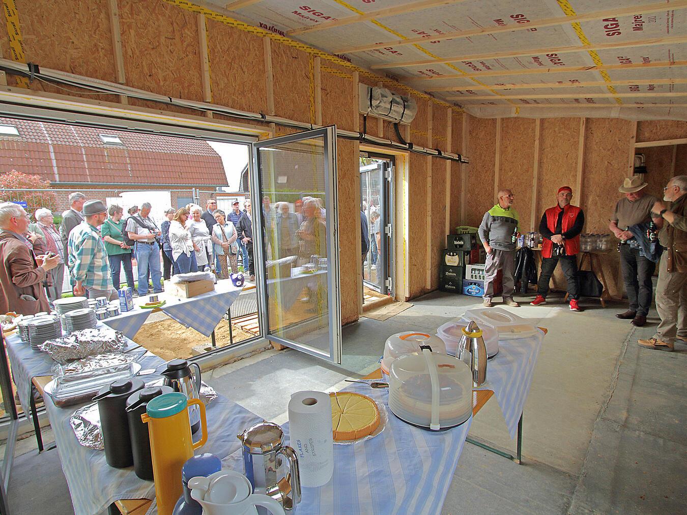 Das Richtfest wurde mit Kaffee und Kuchen im Gebäude gefeiert.