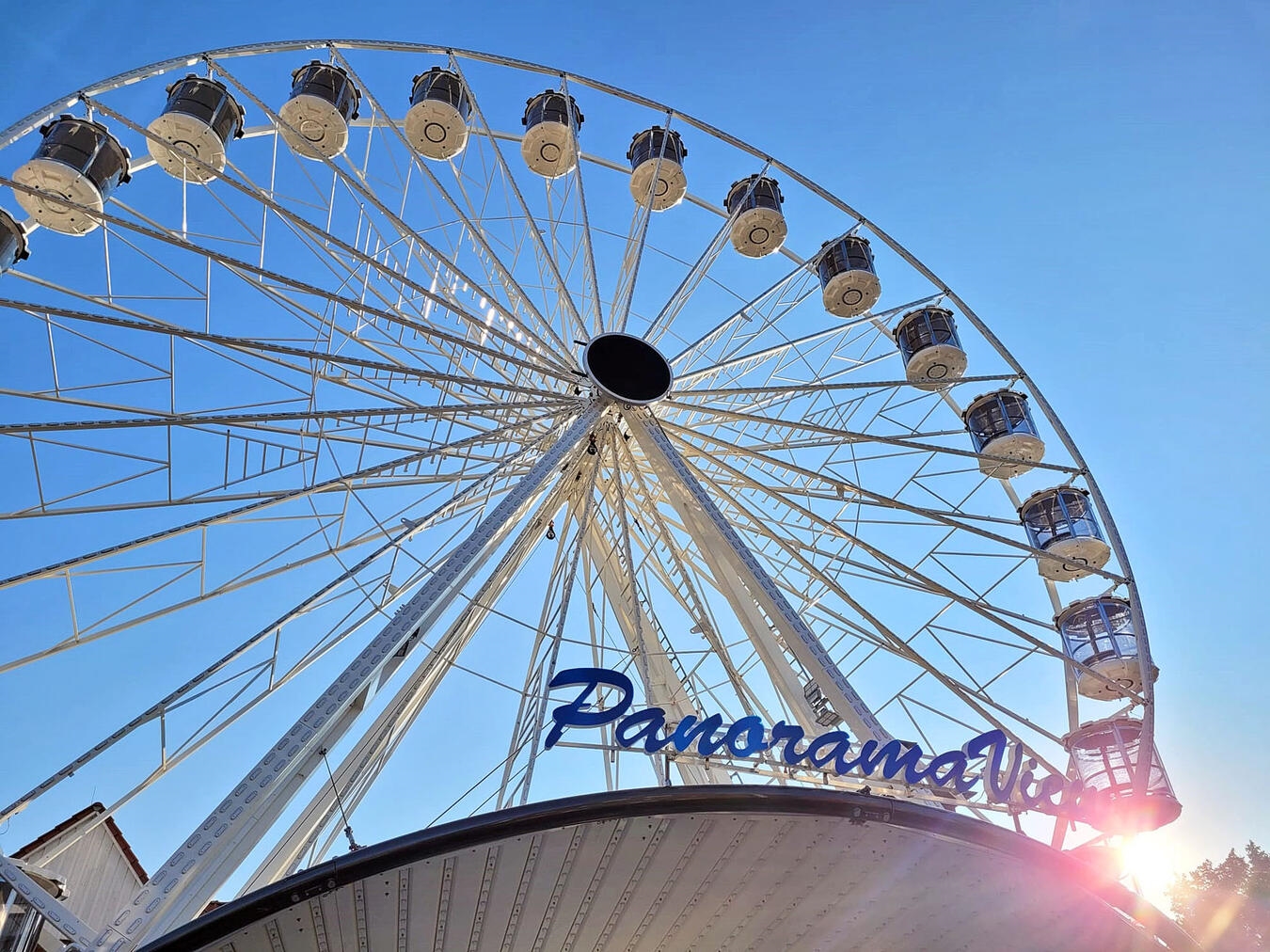 Alt-Tag: "Riesenrad Panorama View bei Sonnenuntergang, Freizeitpark-Attraktion"