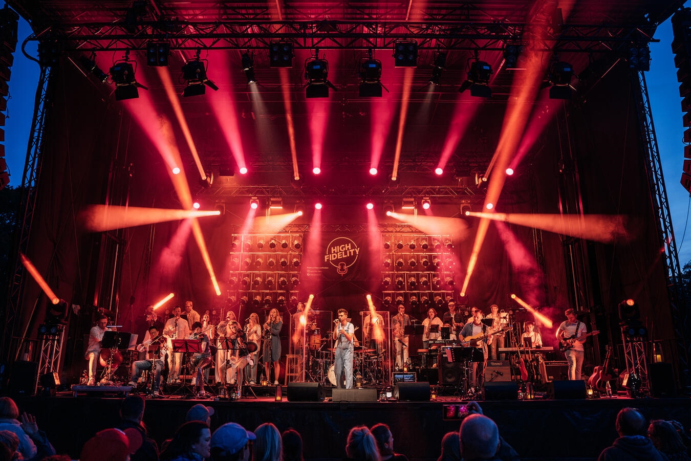 "Rock- und Pop-Orchester High Fidelity live auf der Bühne im Waldfreibad Walbeck, Konzertatmosphäre, Foto von Jan Heesen"