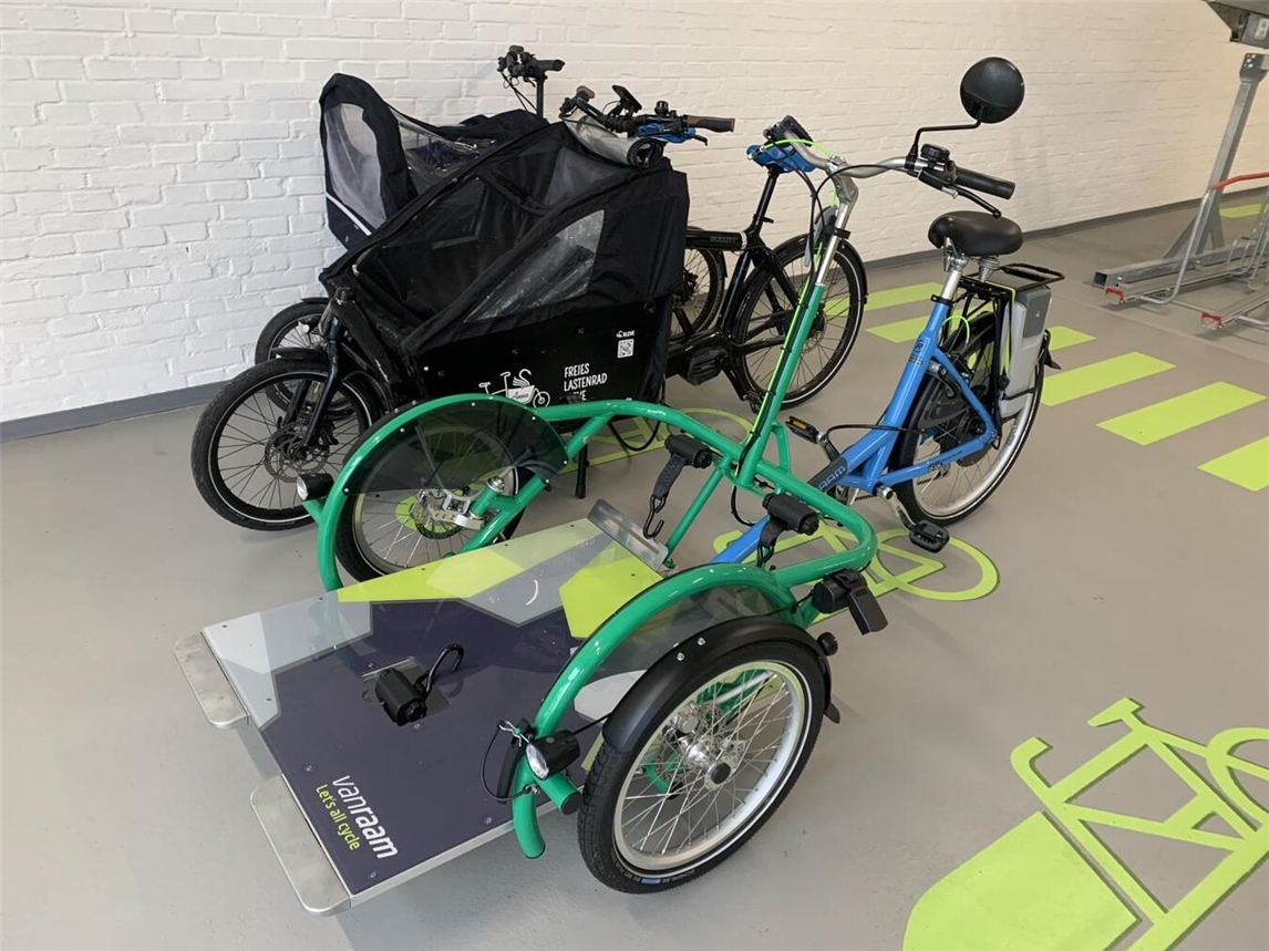 "Modernes Rollstuhlrad in Kleve vor städtischem Hintergrund, barrierefreie Mobilität"