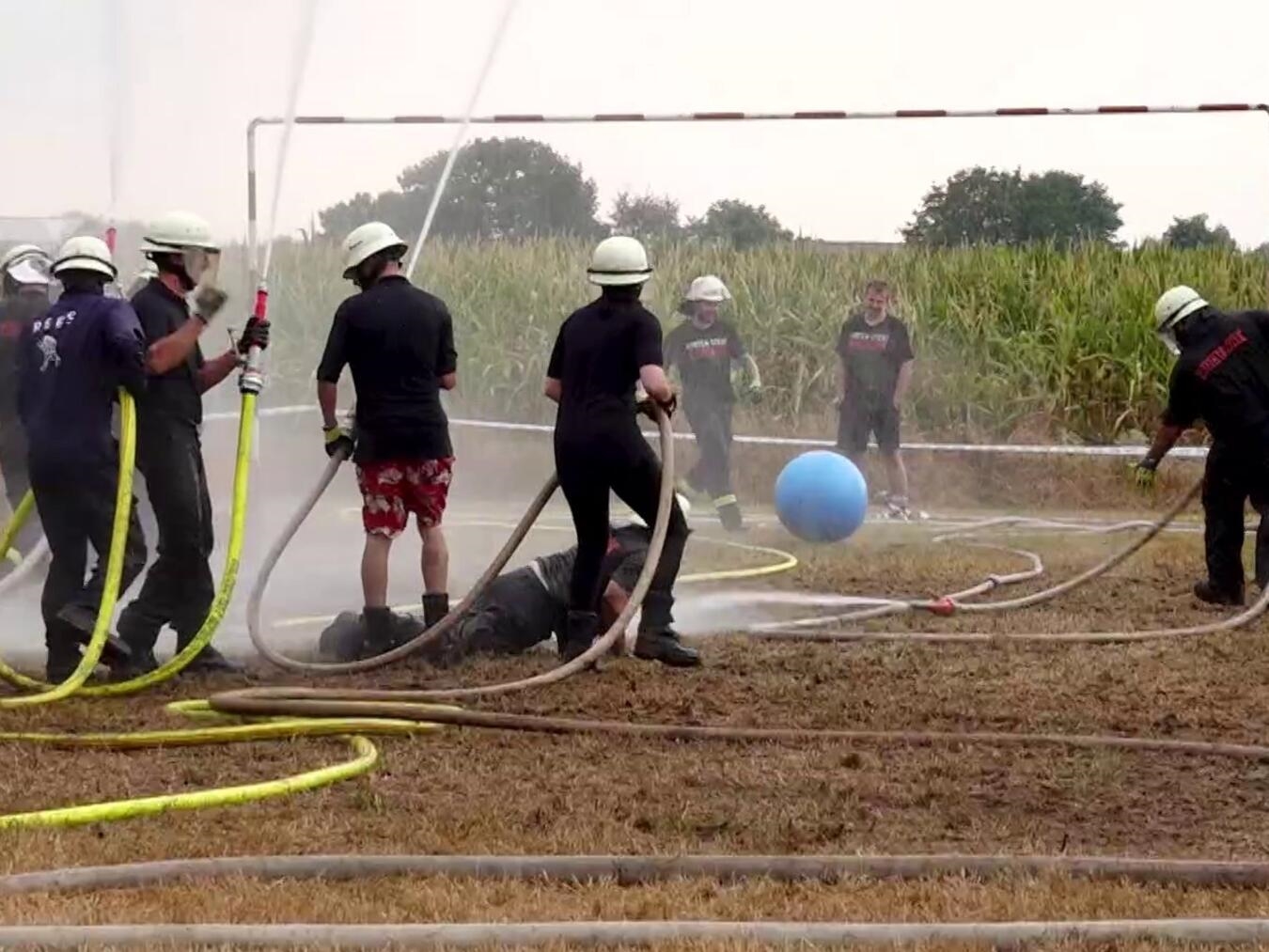 "Wasserballturnier der Feuerwehren in Elten: 14 Teams kämpfen im Pool um den Sieg"