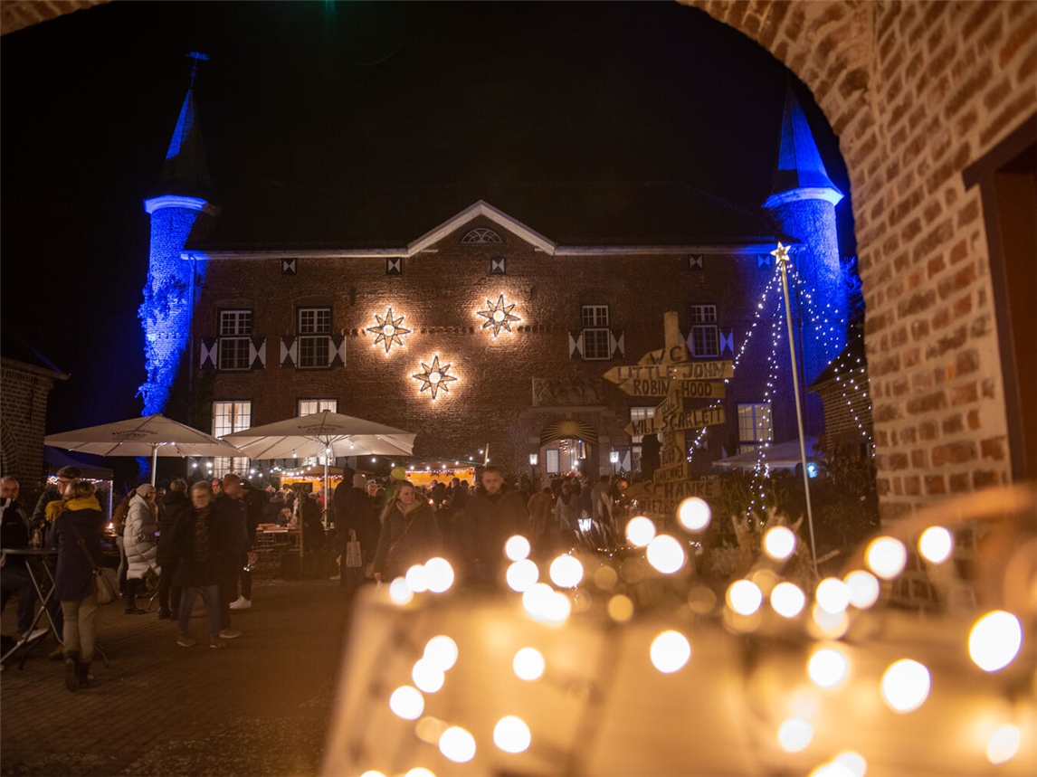Das Schloss Walbeck lädt auch in diesem Jahr zum stimmungsvollen Weihnachtsmarkt ein.Foto: Gerhard Seybert