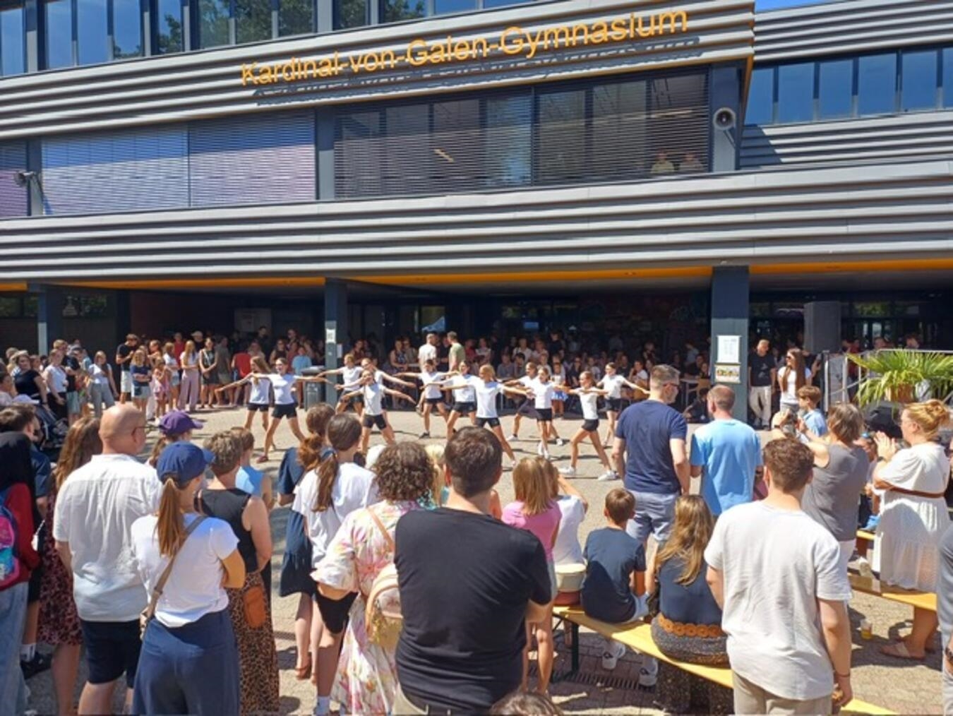 Alt-Tag: "Schulfest am KvGG in Kevelaer, Abschluss eines spannenden Schuljahres, fröhliche Schüler und Lehrer feiern zusammen."