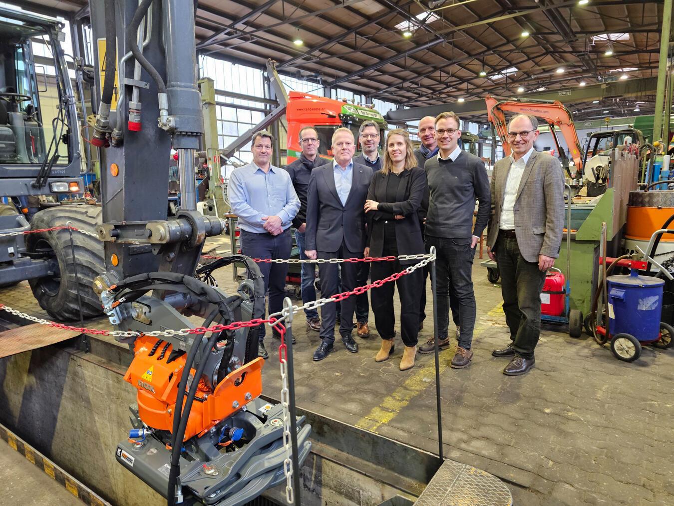 Das schwere Gerät, das bei der Firma Michels im Vordergrund steht, hinterlässt Eindruck. NN-Foto: T. Langer