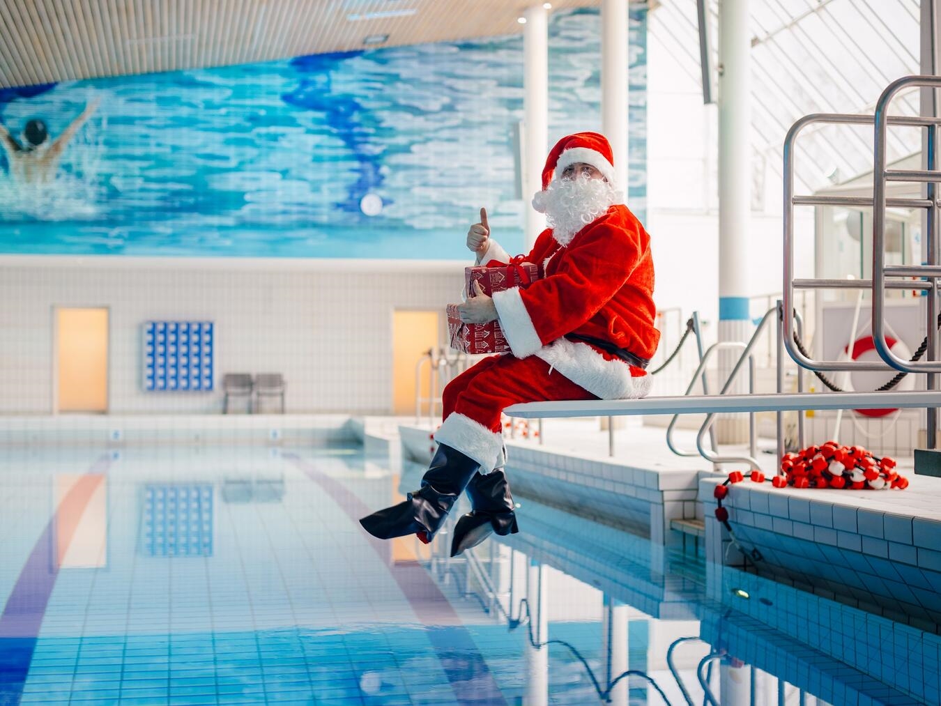 Das Schwimmabzeichen vom Weihnachtsmann gibt es für alle Kinder und Jugendliche bei der Aktion am 23. Dezember. Foto: Jens Heuser