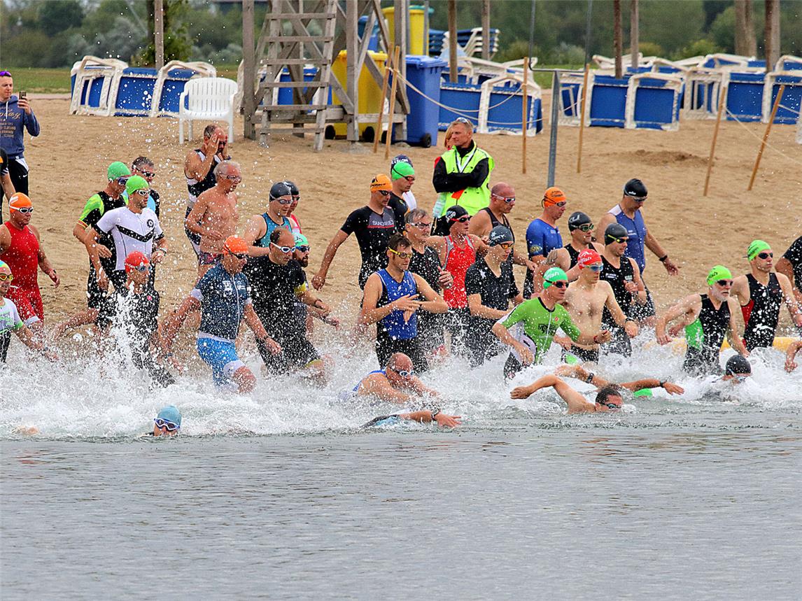 Das Schwimmen ist die erste von insgesamt drei Disziplinen. NN-Foto (Archiv): Theo Leie