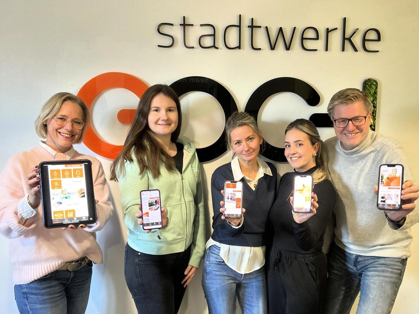Das Service-Team präsentiert die neue App (v.l.): Monique Rütten, Wiebke Welter, Nicole Malerba, Nina Schmitz und Raimund Czesnik. Foto: Stadtwerke Goch