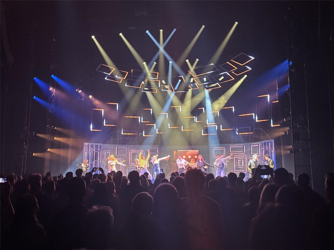 "Showfinale Musical Abenteuerland in Weeze, strahlende Lichter und jubelndes Publikum"