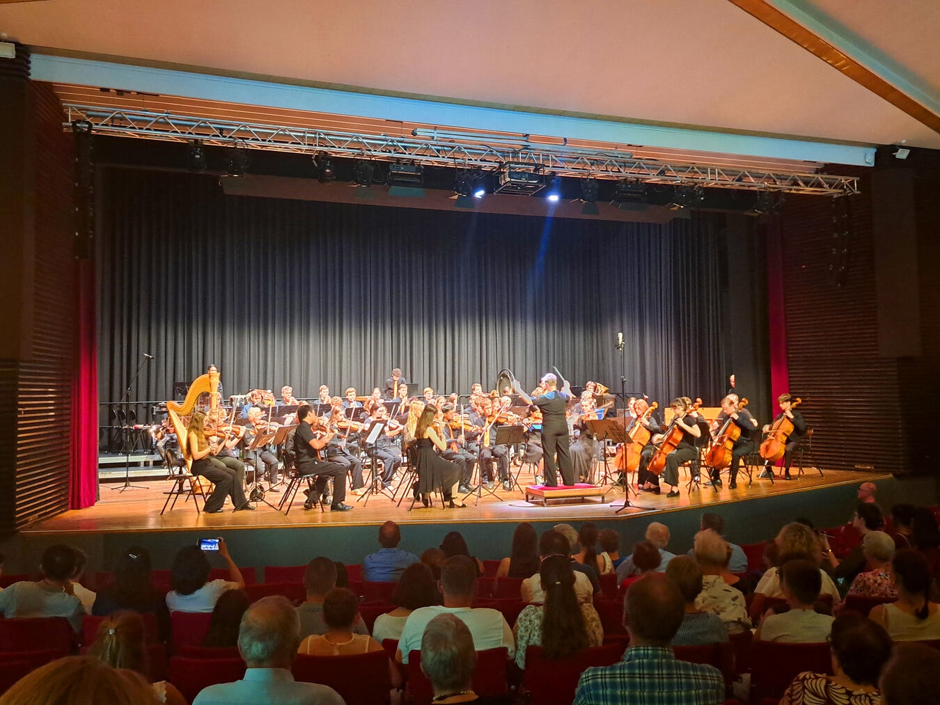 "Sinfonieorchester der Kreismusikschule mit 60 Musikern im Alter von 11 bis 70 Jahren, Konzertauftritt"