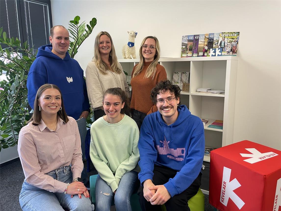 Das Social-Media-Team des Kevelaer Marketing informiert mit insgesamt zehn Profilen auf sechs Kanälen. (V.l unten: Sophie Opgenorth, Lara Hahlen, Lennard Schiffers; oben Julian Binn, Lisa Verhoeven, Alina Peters). Foto: Wallfahrtsstadt Kevelaer