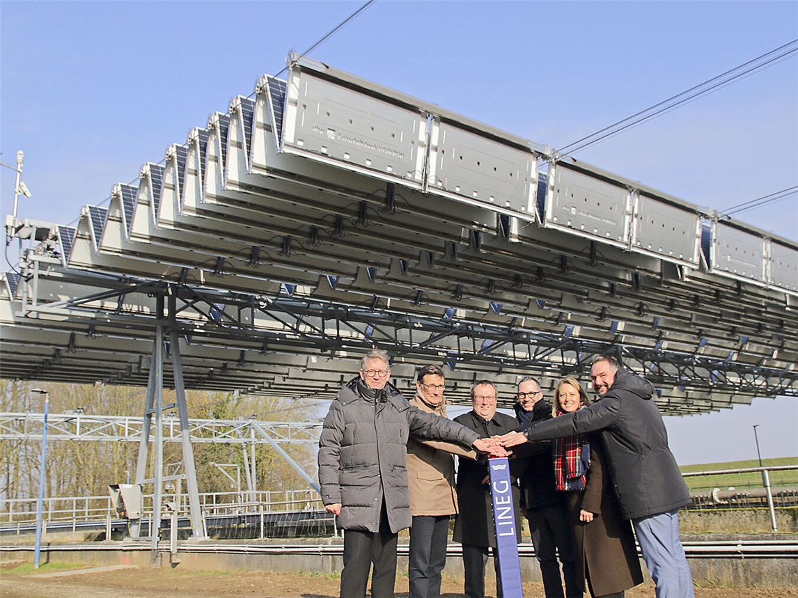Das Solarfaltdach wurde von Landrat Ingo Brohl, Volker Kraska (LINEG), NRW-Umweltminister Oliver Krischer, Gian Andri Diem (dhp Technology), Julia Zupancic (stellvertretende Vorsitzende Genossenschaftsrat der LINEG) und Xantens Bürgermeister Rafael Zur (v.l.) offiziell in Betrieb genommen. NN-Fotos (2): Theo Leie