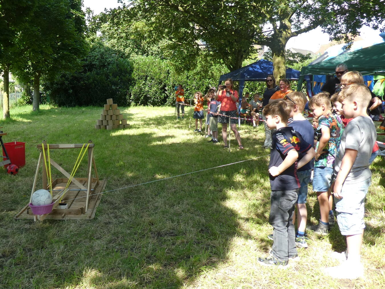 "Sommerfest Kolpingsfamilie Elten, fröhliche Familien beim Feiern im Freien, Gemeinschaft und Spaß für Groß und Klein"