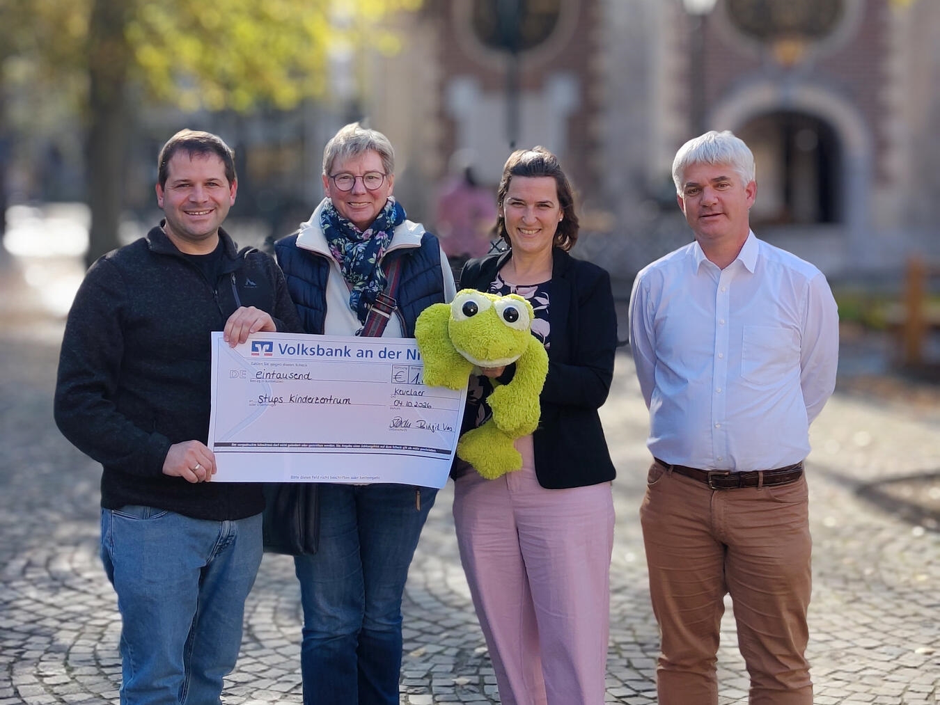 Sommerfest St. Marien Kevelaer: Spendenübergabe für Kinder- und Jugendhospiz, mit Pfarreirat und DRK-Schwesternschaft.