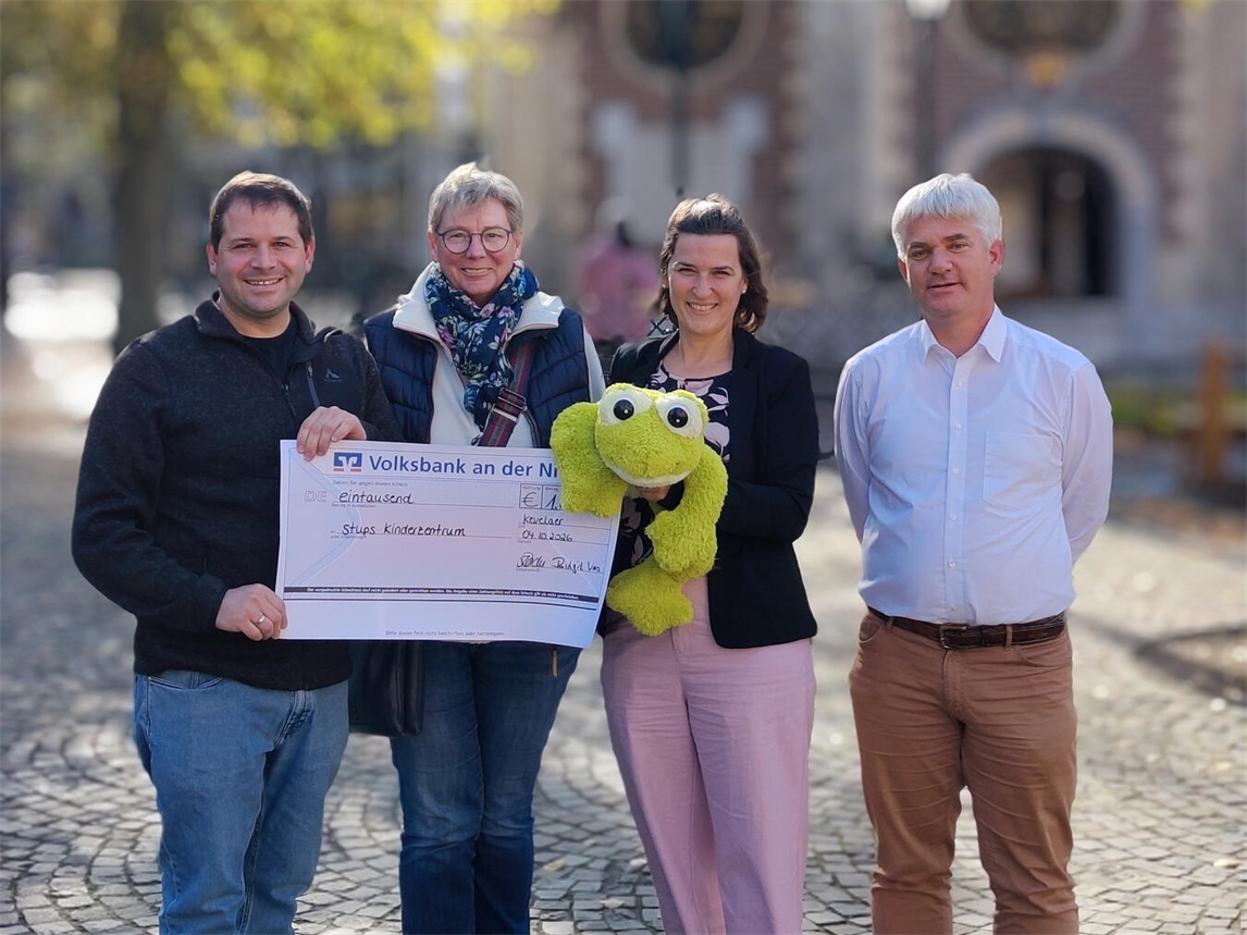 Sommerfest St. Marien Kevelaer: Spendenübergabe für Kinder- und Jugendhospiz, mit Pfarreirat und DRK-Schwesternschaft.