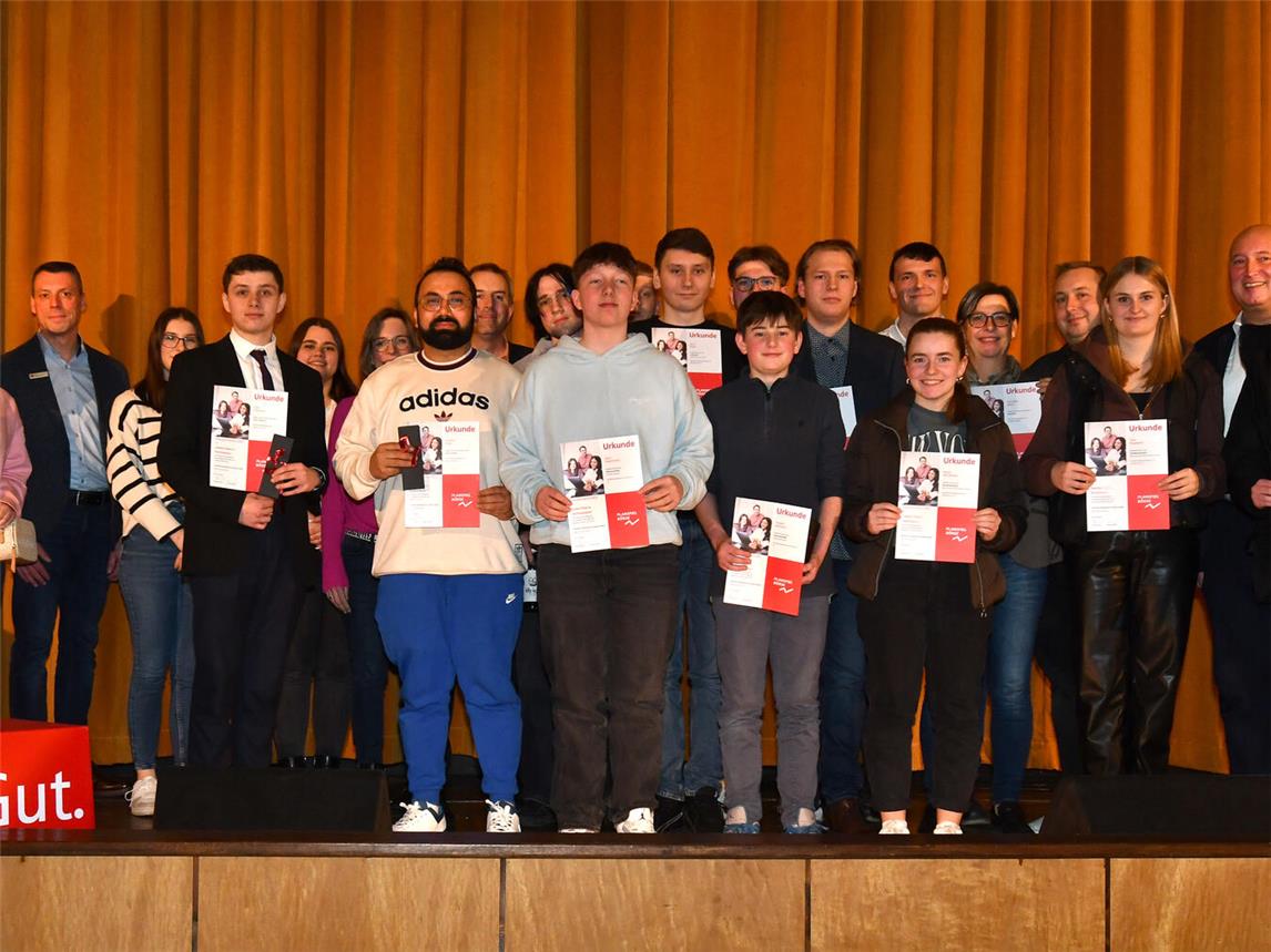 Das Sparkassenteam um Thomas Müller, Eric Rüttermann und Claudia Gastens mit den prämierten Siegerteams.Foto: Sparkasse