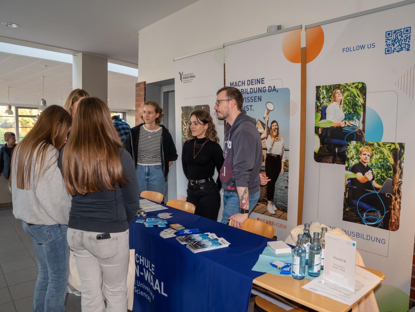 Gespräche auf Augenhöhe Das Spektrum reichte von sozialen Einrichtungen über Handwerksbetriebe bis hin zur Hochschule. Foto: G. Porras