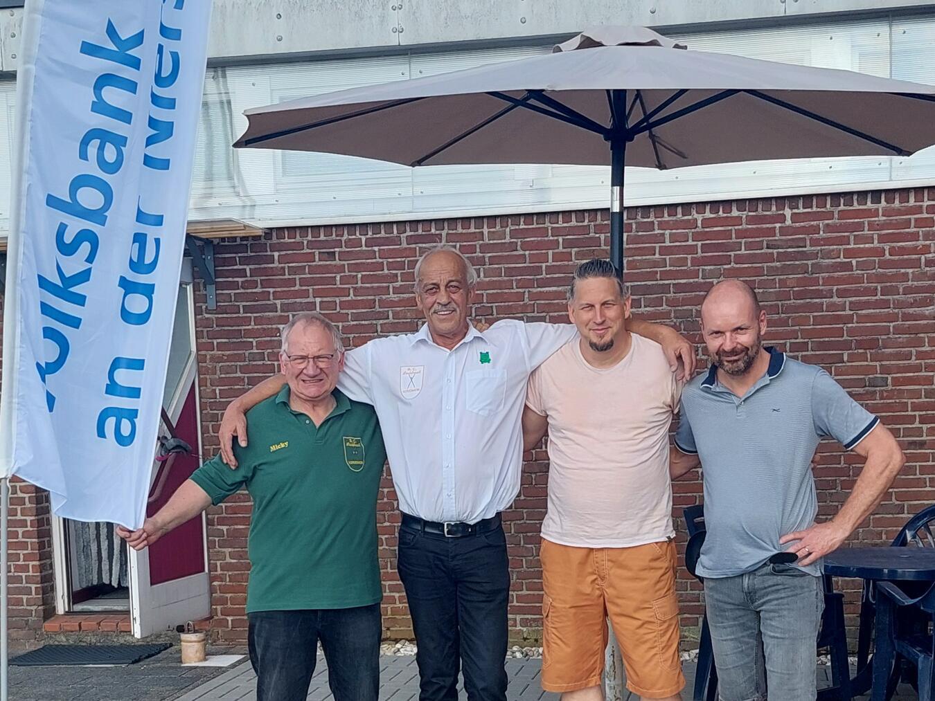 Das Spendenturnier des BC Laubfrosch Kervenheim war ein Erfolg. V.l.: Michael Brouwers, Helmut Gesthüsen, Christian Schmithuisen und Rüdiger Spielmann. Foto: privat